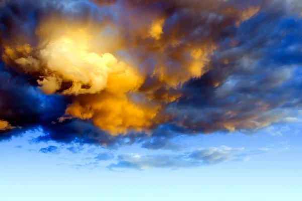 Dramatischer Himmel. — Stockfoto