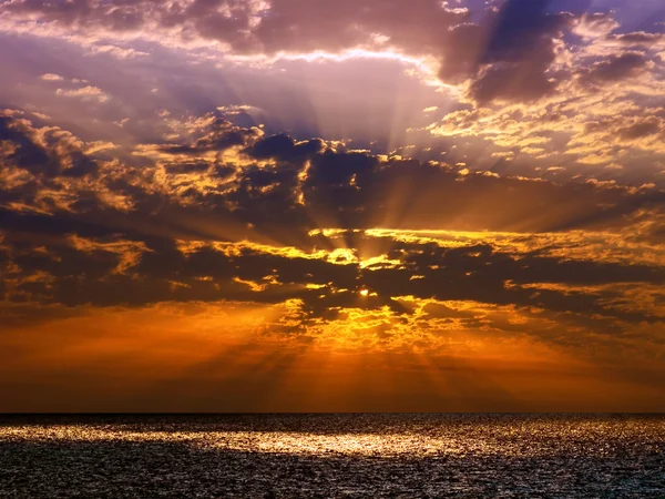 Pôr do sol sobre o mar. — Fotografia de Stock