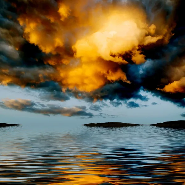 Dramatisk himmel över vatten. — Stockfoto