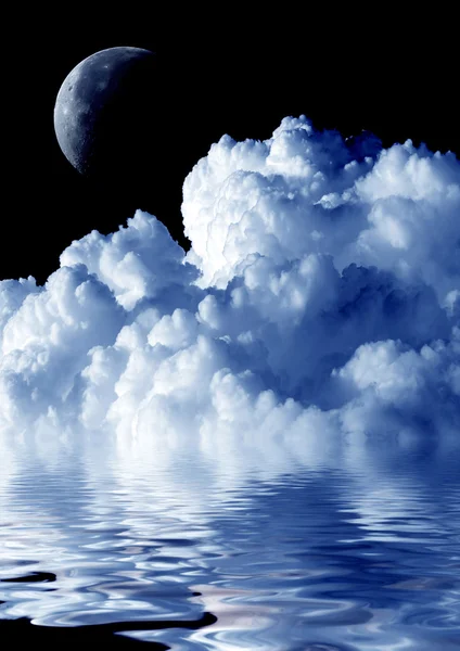 Nuvem, lua e água . — Fotografia de Stock