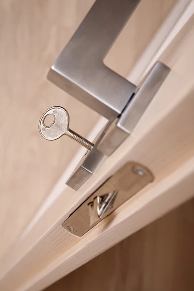 Maçaneta da porta com uma chave vertical — Fotografia de Stock
