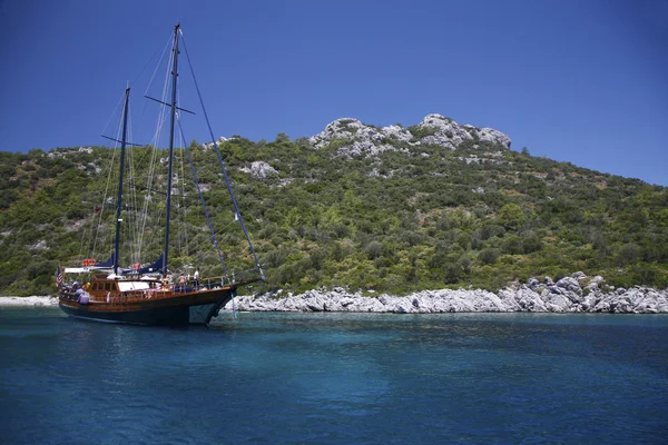 Yacht i en mediterranan vik — Stockfoto