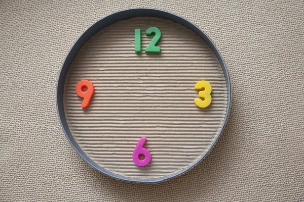 Orologio giocattolo composto da cifre magnetiche — Foto Stock