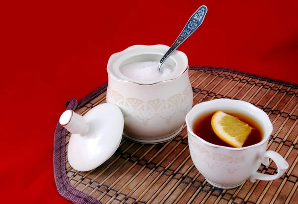 Tasse Tee und leckeres Gebäck — Stockfoto