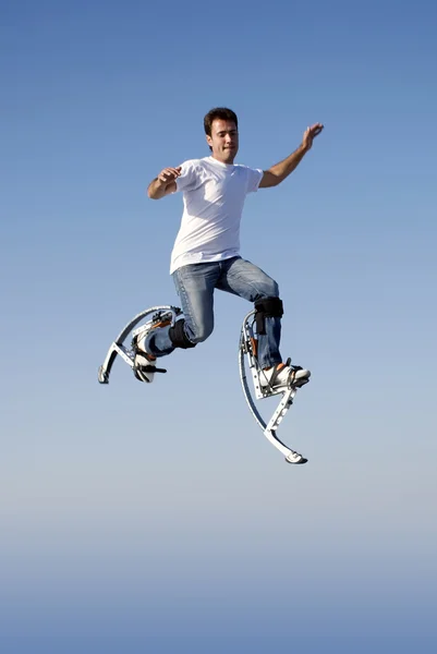 Een Jonge Man Springen Hoog Lucht — Stockfoto