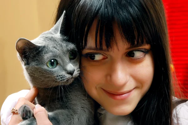 Hermosa Joven Con Pequeño Gato Sus Manos Imagen de archivo