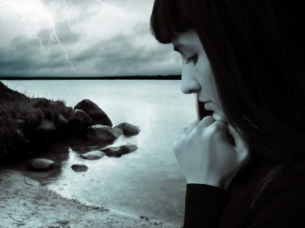 비가 폭풍과 슬픈 소녀 — 스톡 사진
