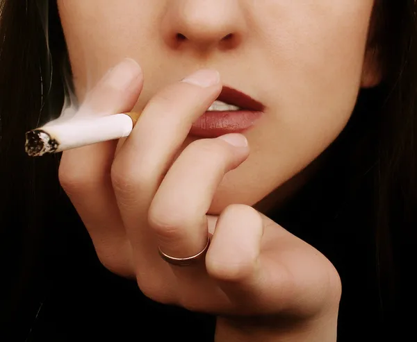 Куріння жінки — стокове фото