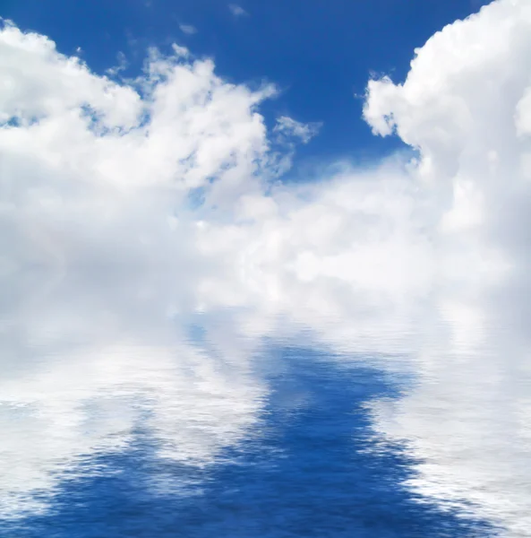 Céu, nuvens e água — Fotografia de Stock