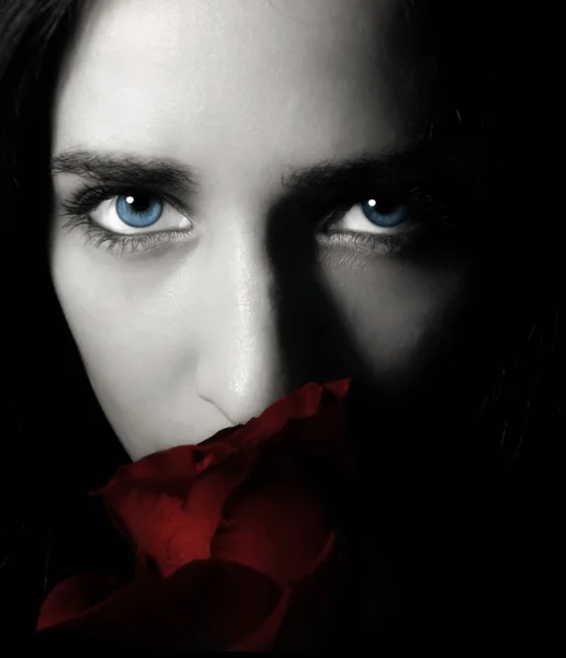 Portret jonge vrouw met een roos — Stockfoto