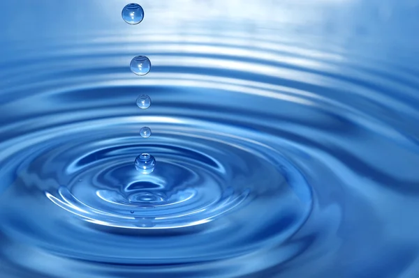 Den runda transparenta droppe vatten, fal — Stockfoto