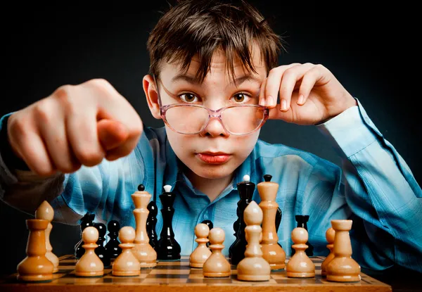 Nerd giocare a scacchi — Foto Stock