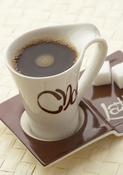 Choco latte. en vit kopp kaffe på en — Stockfoto