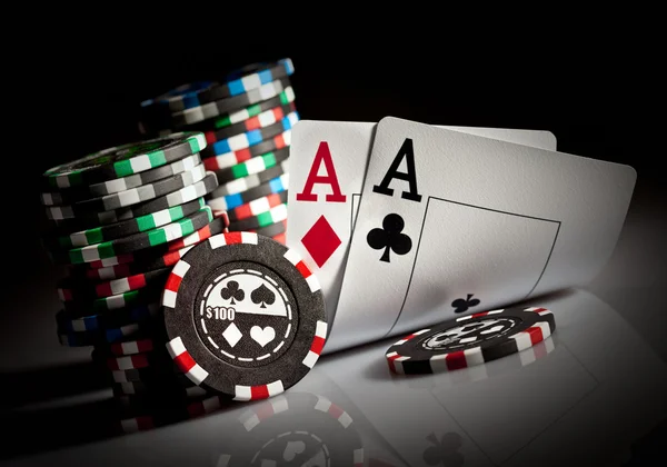 Gambling chips and aces — Stock Photo, Image