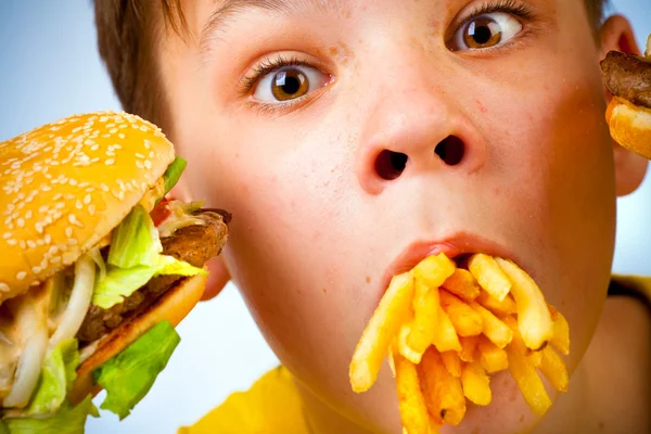 Kind en fast food — Stockfoto