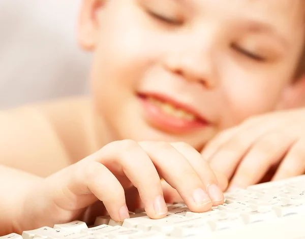 Мальчик с клавиатурой — стоковое фото