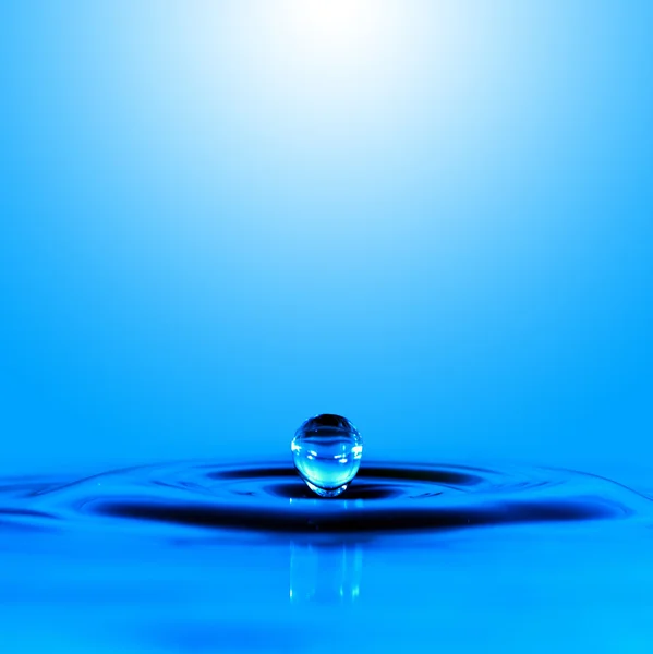 Caduta goccia di acqua blu — Foto Stock