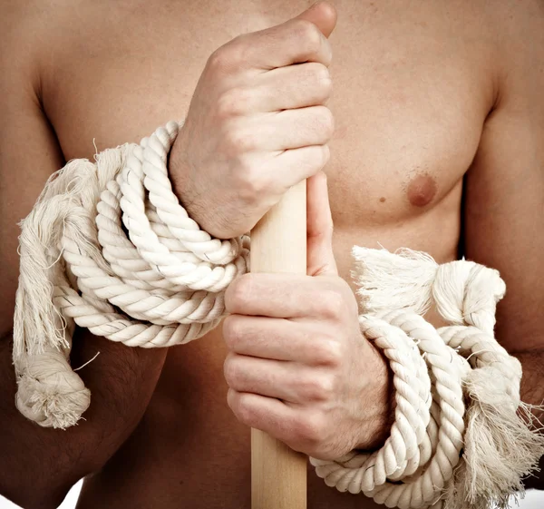 Hombre con un cordón en las manos —  Fotos de Stock