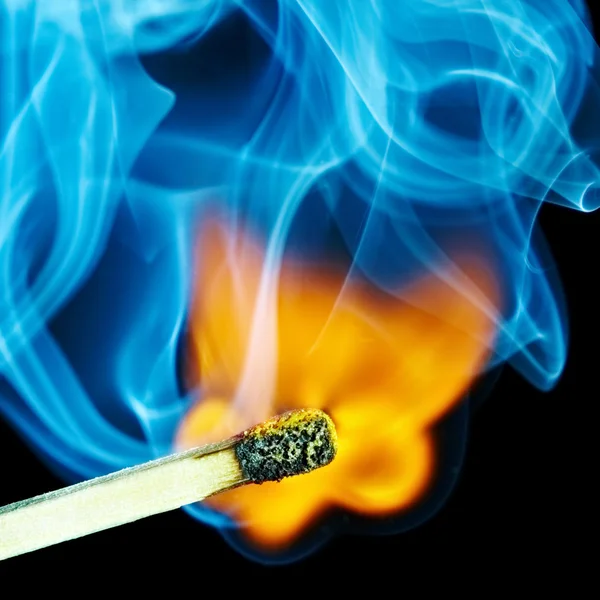 Zápas oheň a kouř — Stock fotografie