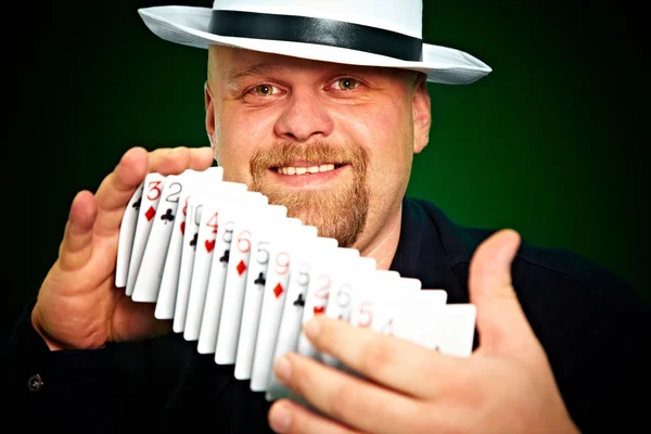 Człowiek umiejętnie tasuje karty do gry — Zdjęcie stockowe