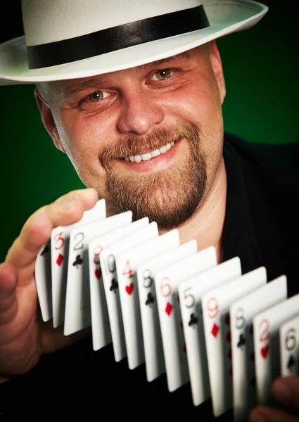 Muž obratně míchá, hrací karty — Stock fotografie