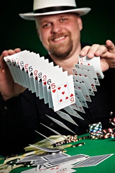 Człowiek umiejętnie tasuje karty do gry — Zdjęcie stockowe