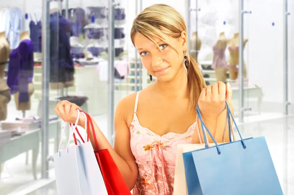 La muchacha con las bolsas - la comparación de compras. Sa — Foto de Stock