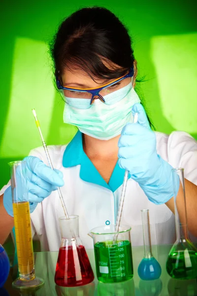 Wissenschaftler im Labor mit Reagenzgläsern — Stockfoto