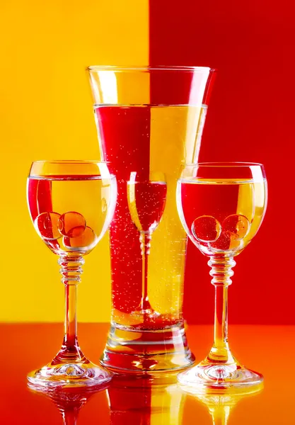 Vin-glas med vatten — Stockfoto