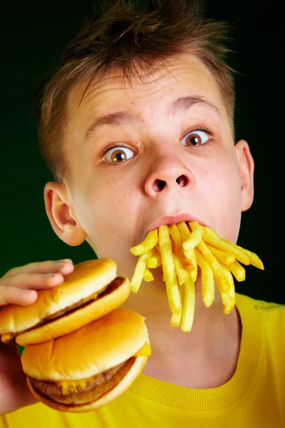 Kind en fast food. — Stockfoto
