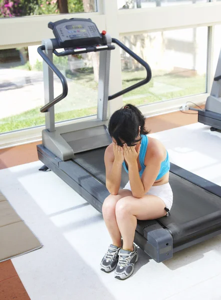 Menina chora em um equipamento de treinamento esportivo — Fotografia de Stock