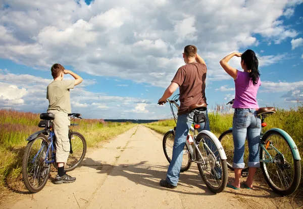 Family on bicycle ride — Stock Photo, Image