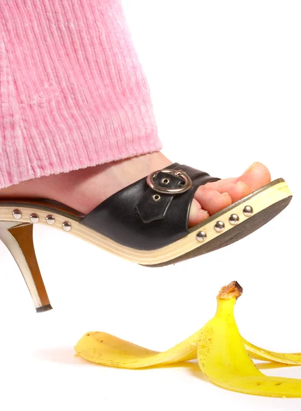 Kvinnlig leg(foot) och skal av en banan. L — Stockfoto