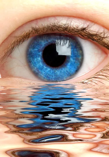 Ανθρώπινο μάτι αντανακλάται σε μια επιφάνεια νερ — Φωτογραφία Αρχείου