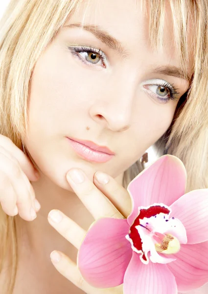 Porträt des Mädchens mit Orchidee — Stockfoto