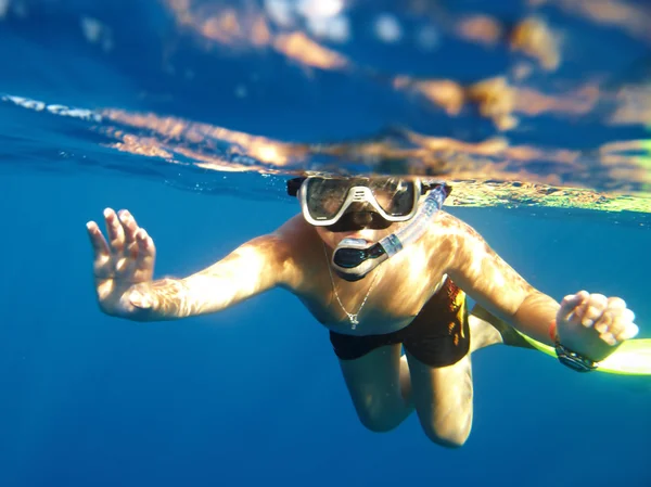 Menino flutua debaixo de água — Fotografia de Stock