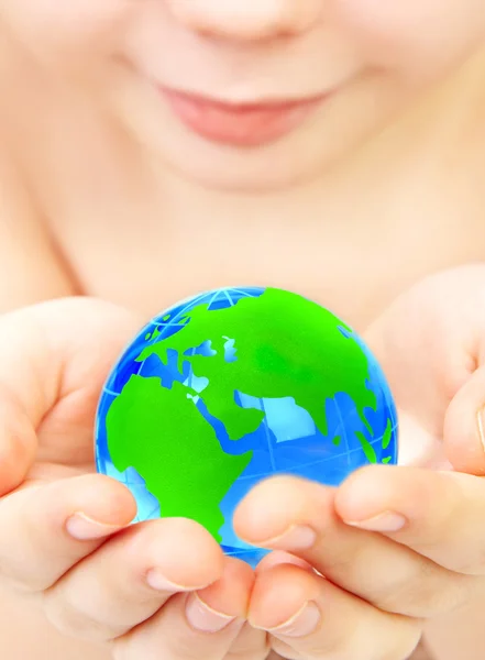 少年の手で地球を保持します。 — ストック写真