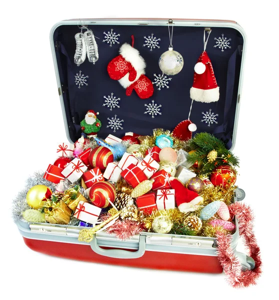 Велика валіза з подарунками на Різдво — стокове фото