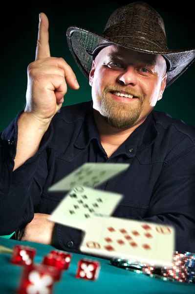 Man med ett skägg spelar poker — Stockfoto