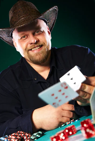 Człowiek z brodą gra w pokera — Zdjęcie stockowe
