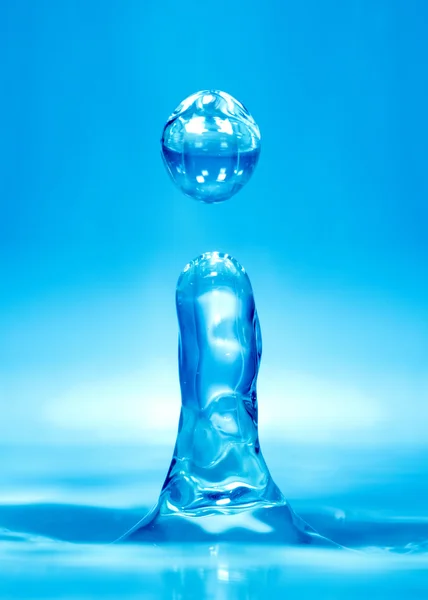 青い水の滴を落下 — ストック写真