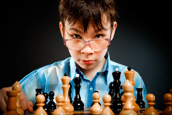 Zázračné dítě hrát šachy — Stock fotografie