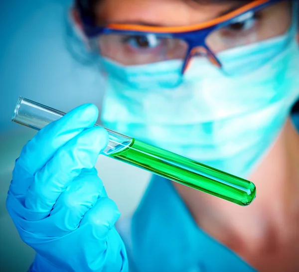 Wetenschapper in laboratorium met reageerbuizen — Stockfoto