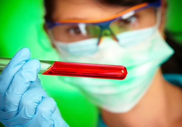Científico en laboratorio con tubos de ensayo — Foto de Stock