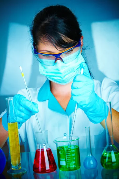 Scientifique en laboratoire avec éprouvettes — Photo