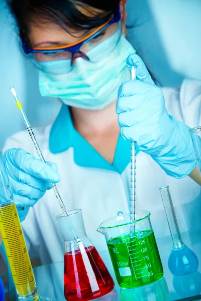 Cientista em laboratório com tubos de ensaio — Fotografia de Stock