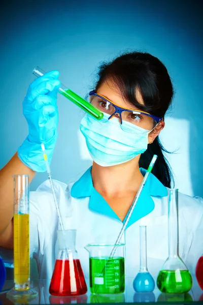 Vědec v laboratoři s zkumavkami — Stock fotografie