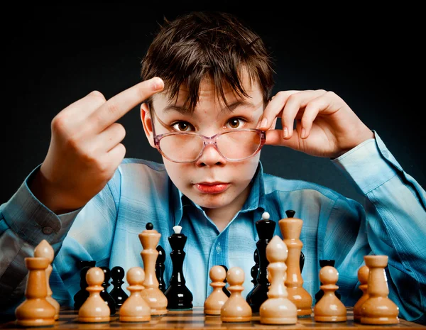 Nerd jugar ajedrez — Foto de Stock