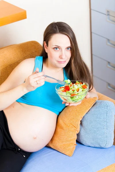 Беременная девушка — стоковое фото