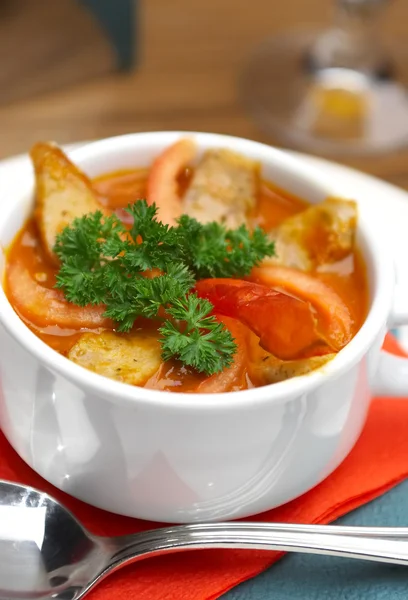 Смачний суп на столі в ресторані — стокове фото